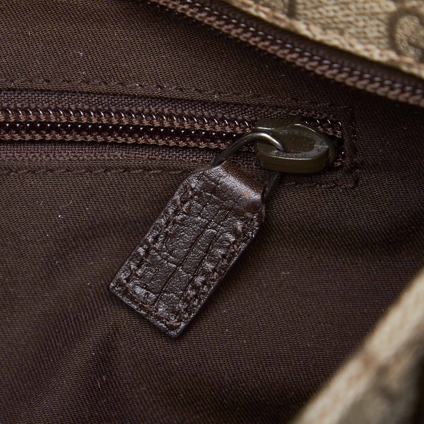 GUCCI GG SUPREME CROSSBODY MESSENGER TRAVEL BAG - leefluxury.com