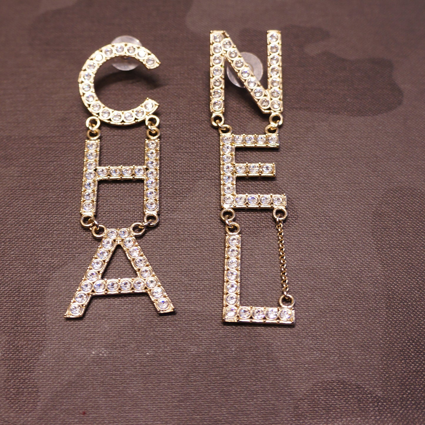 CHANEL 2019 RUNWAY STRASS EARRINGS - leefluxury.com