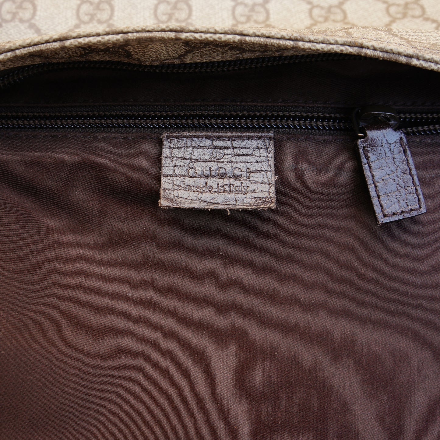 GUCCI GG SUPREME CROSSBODY MESSENGER TRAVEL BAG - leefluxury.com