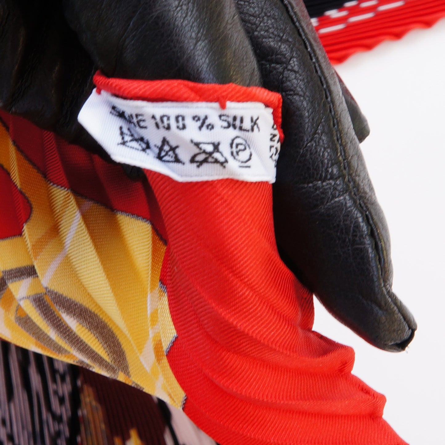 HERMÈS L'OMBRELLE MAGIQUE SILK PLISSÉ SCARF - leefluxury.com