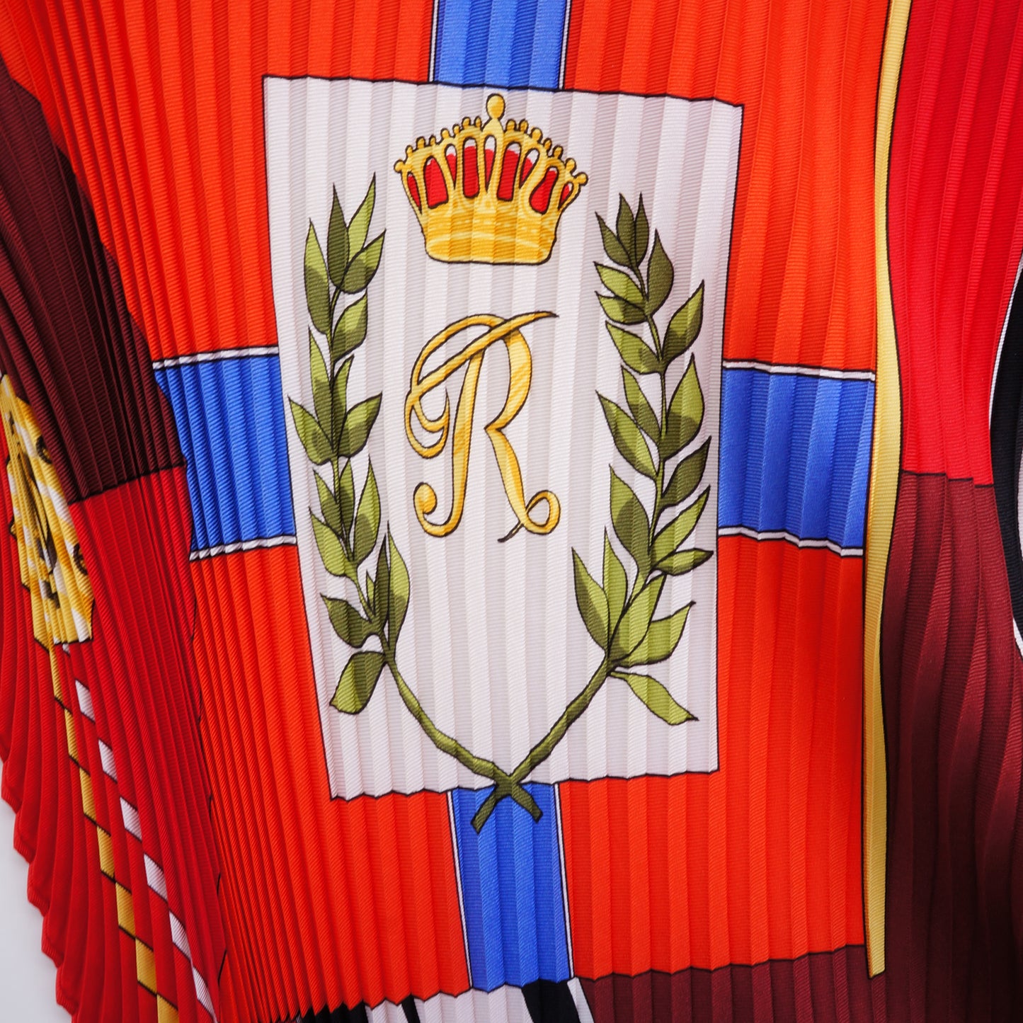 HERMÈS L'OMBRELLE MAGIQUE SILK PLISSÉ SCARF - leefluxury.com