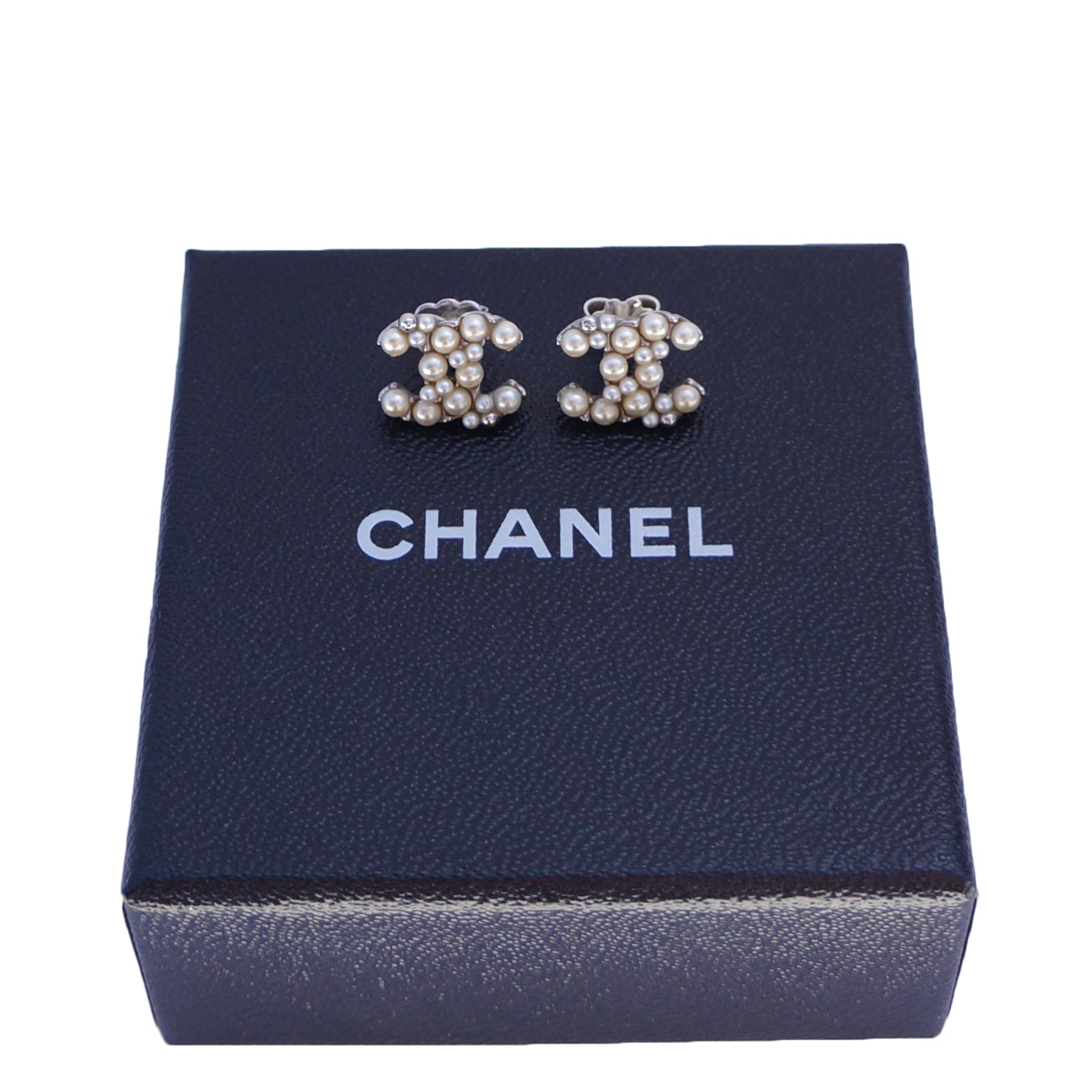 CHANEL 2014 CC PEARL AND SILVER STUD EARRINGS –