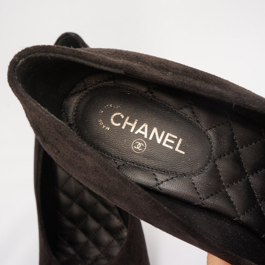 Chanel Interlocking CC Logo Suede Pumps