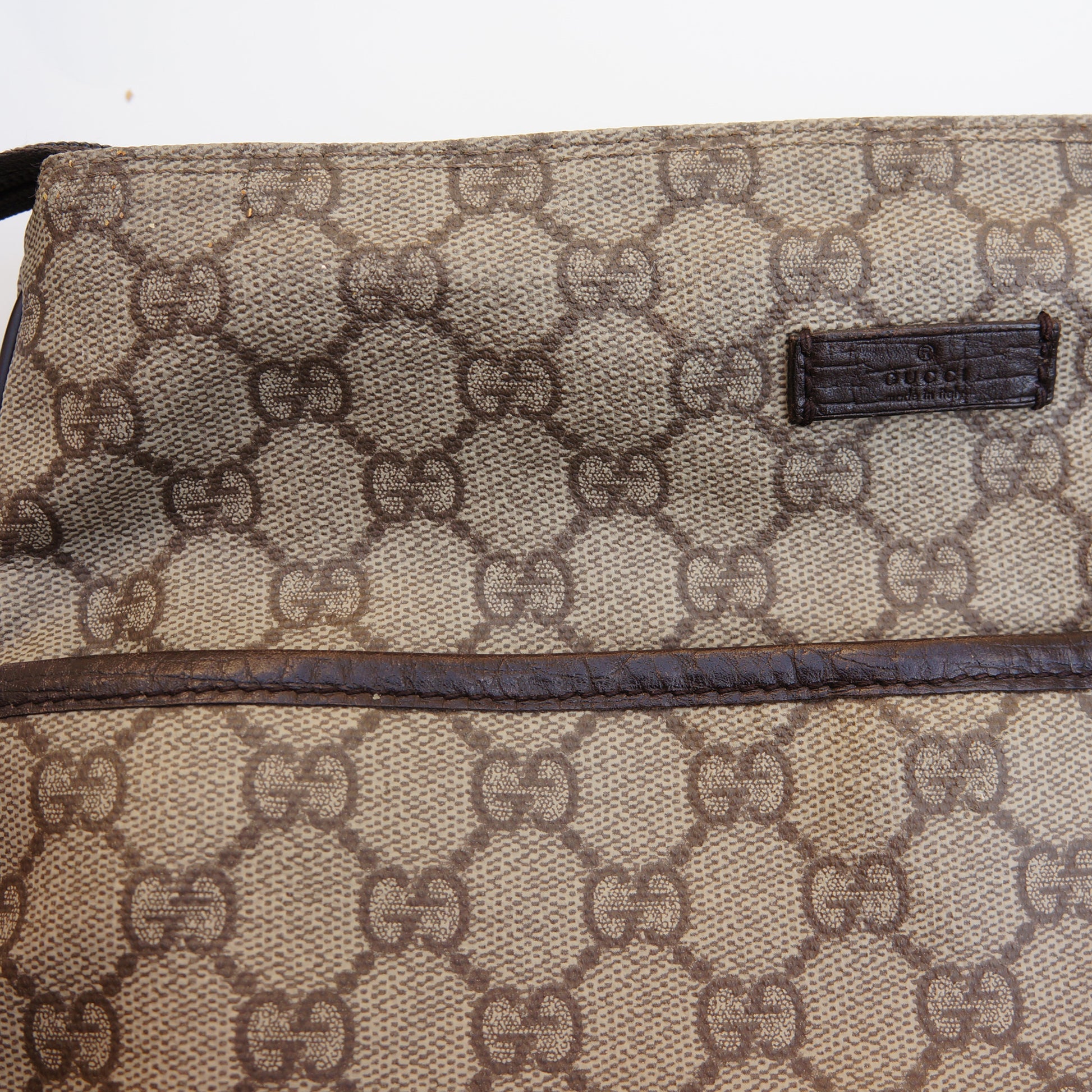 GUCCI GG SUPREME CROSSBODY MESSENGER TRAVEL BAG - leefluxury.com