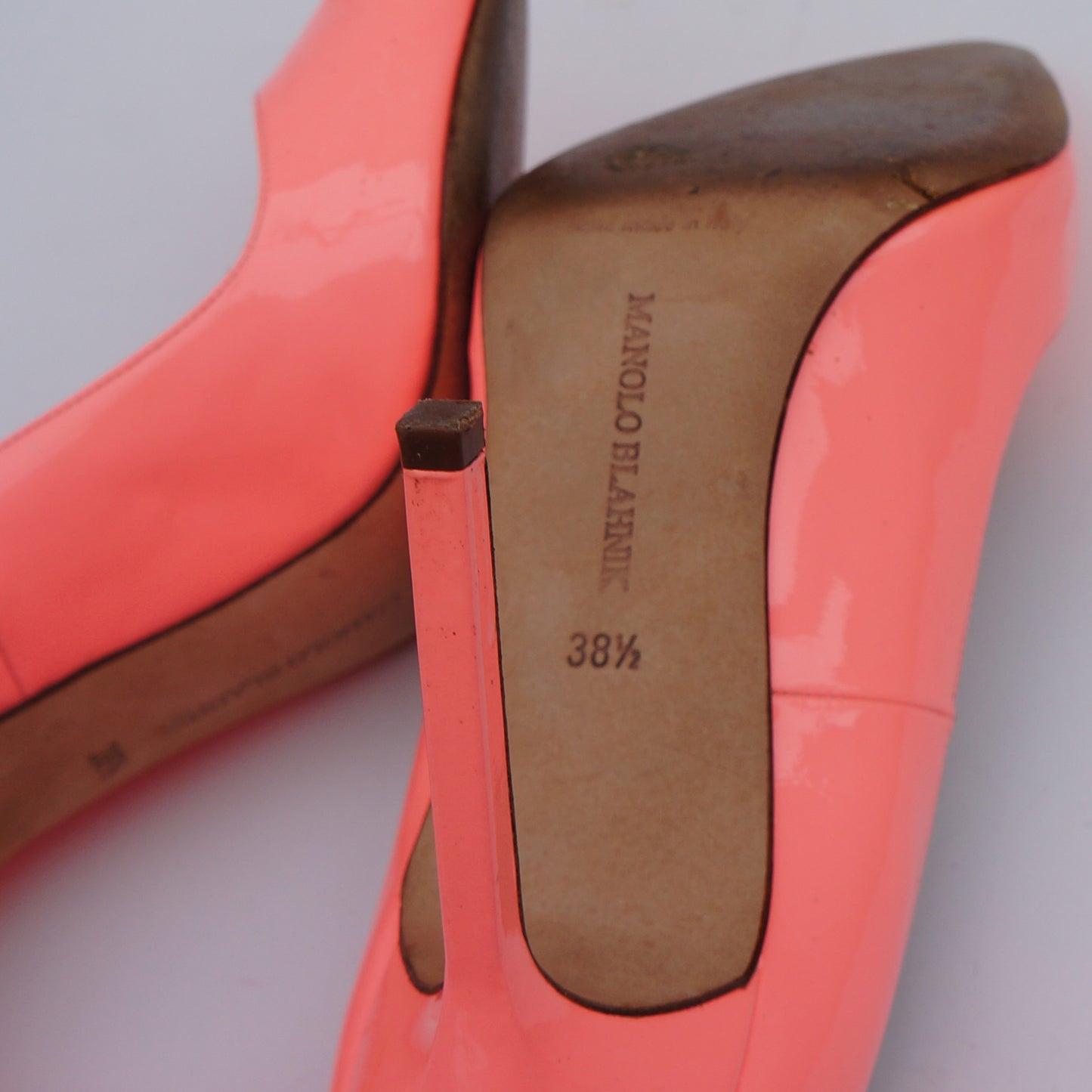 MANOLO BLAHNIK BB CORAL PATENT LEATHER PUMP - leefluxury.com